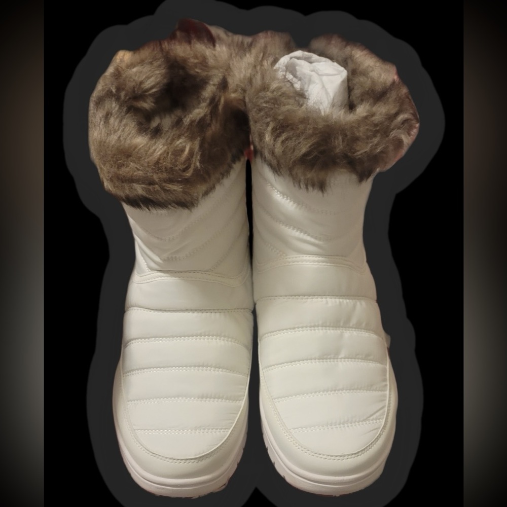 Women’s snow boots. Size 10.